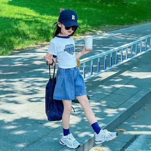 Quần jean áo cotton in hình cho bé gái phong cách thoải mái
