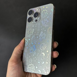 Miếng Dán Lưng Viền iPhone PPF Nhám Hình Thần Tài Phản Quang Ngũ Sắc – Từ iPhone 12 Đến 17 Pro Max