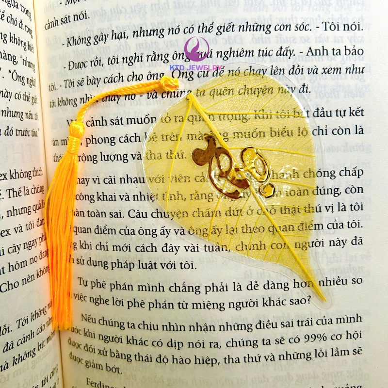 Lá bồ đề KATEDA Chữ Vàng Để Ốp Điện Thoại, Treo Ô Tô, Treo Ngày Tết Kích Thước 6x9cm