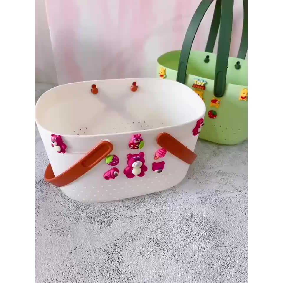 Giỏ đựng đồ, túi xách nhựa thiết kế lỗ trống gắn hình đựng đồ treo nhà tắm đựng đồ cho bé gọn xinh