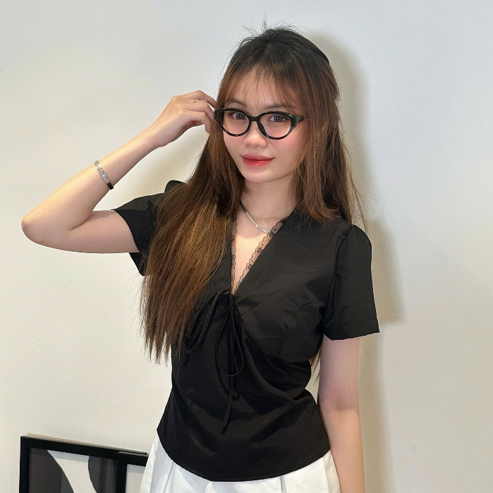 Tiany AT022: Áo Kiểu Linen Cổ V Phối Viền Ren Tay Ngắn Mát Mẻ Mùa Hè Chất Liệu Linen Mềm Mát Phong Cách Nữ Tính | BigBuy360 - bigbuy360.vn