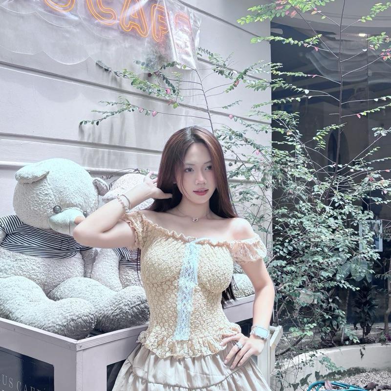 Tiany AT006: Áo Ren Trễ Vai Tay Ngắn Dáng Dài Phối Dây Ngực Tôn V1 Sexy GirlZ, Áo Ren Hoa Ngắn Tay Mặc 2 Kiểu Ôm Body | BigBuy360 - bigbuy360.vn