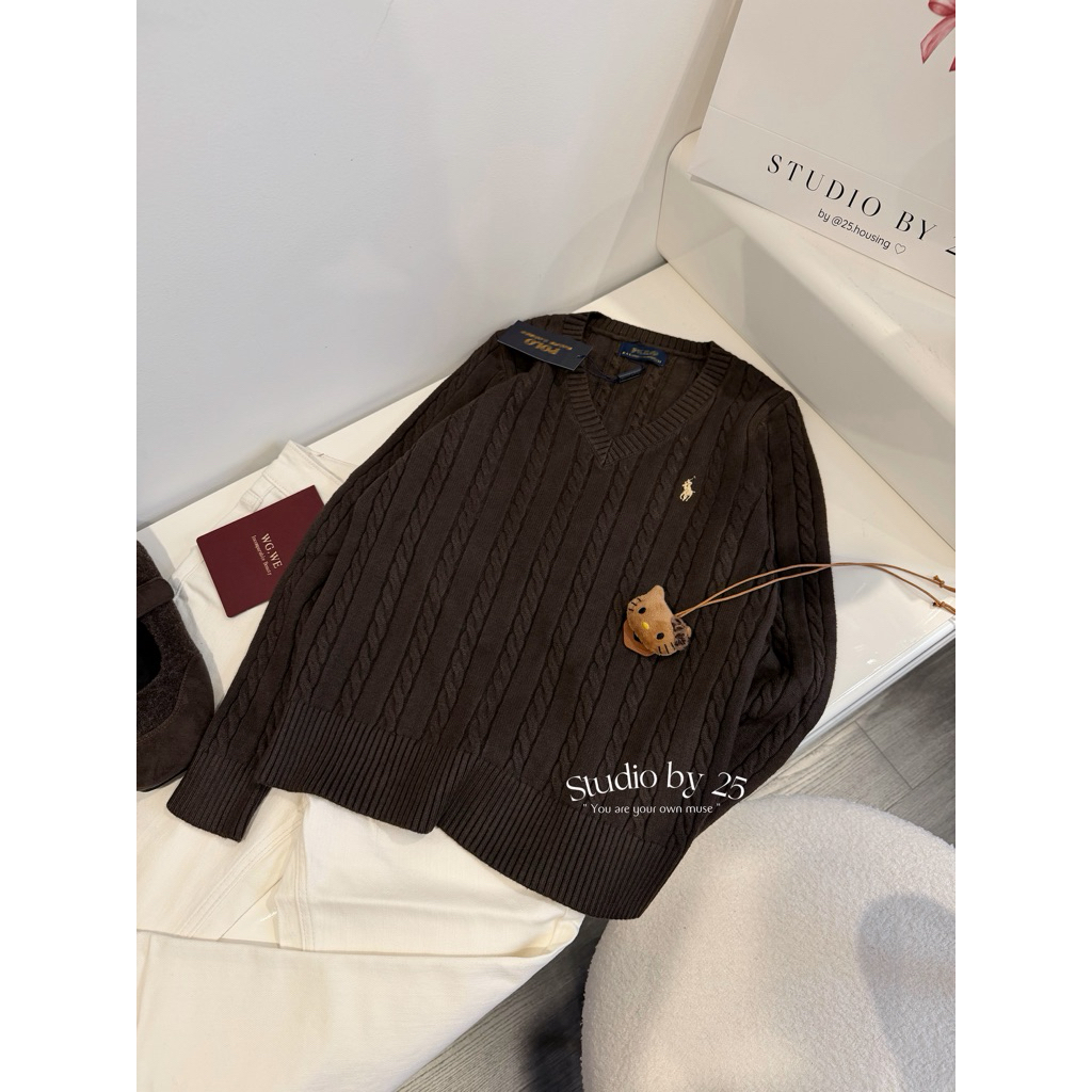 𝐬𝐭𝐮𝐝𝐢𝐨𝐛𝐲𝟐𝟓 | ÁO CỔ TIM NEW LEN THỪNG LOGO NGỰA HÀNG QC | BigBuy360 - bigbuy360.vn
