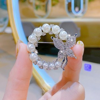 Trâm Cài Áo Hình Bướm Đính Ngọc Trai & Pha Lê Cao Cấp – Phụ Kiện Áo Vest, Váy Dự Tiệc Thanh Lịch
