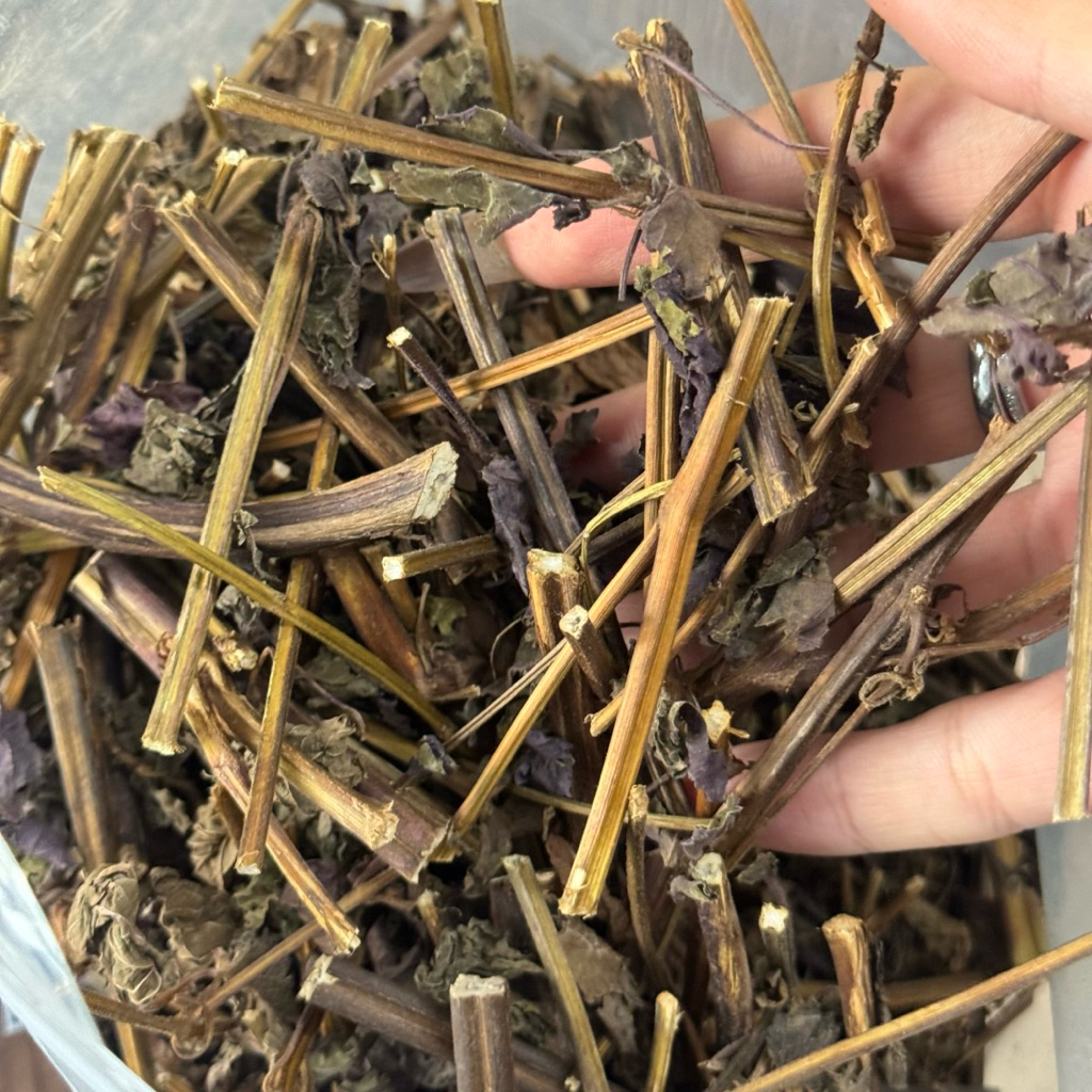 500g Lá Tía Tô Khô Loại 1 Đức Thiện (Thân + Lá) (Khô, Sạch, Thơm) – Giải Cảm, Hỗ Trợ Dạ Dày, Gout
