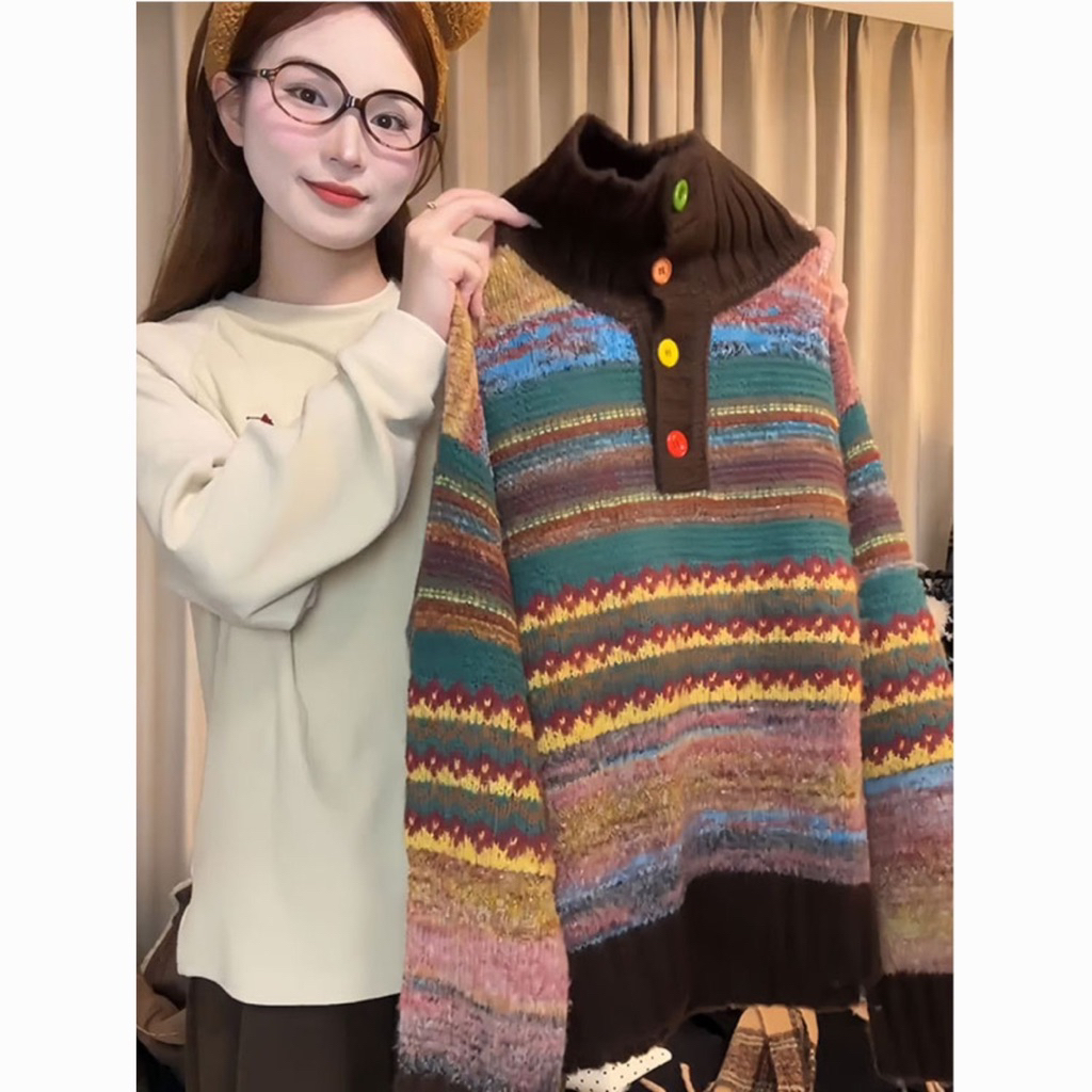 Áo len họa tiết vintage nhiều màu – cổ cao cúc màu nổi bật