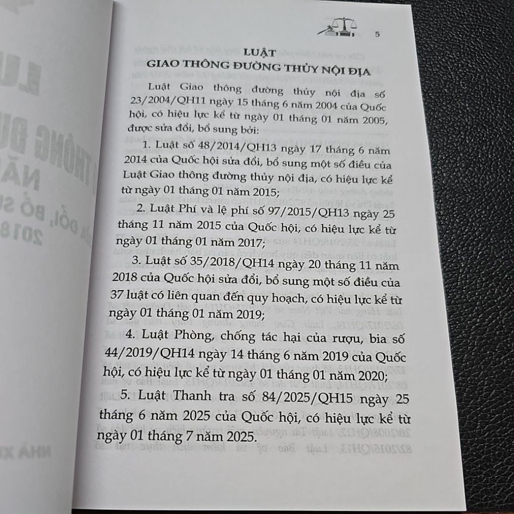 Sách - Luật giao thông đường thủy nội địa (NXB Lao động)