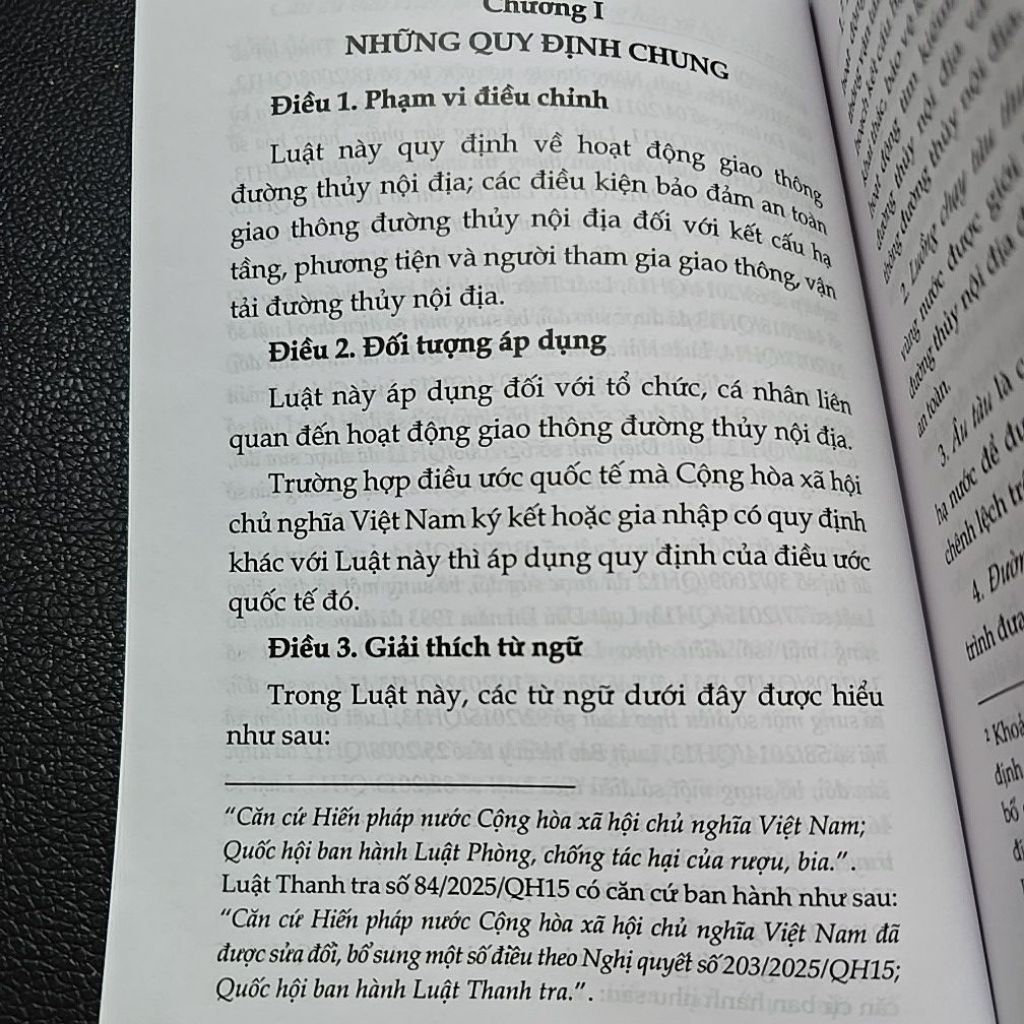 Sách - Luật giao thông đường thủy nội địa (NXB Lao động)