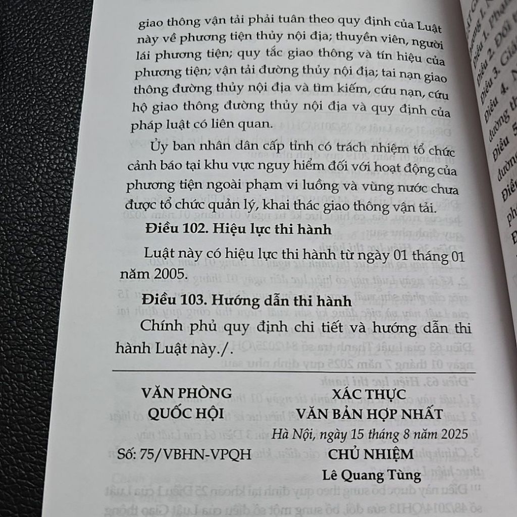 Sách - Luật giao thông đường thủy nội địa (NXB Lao động)