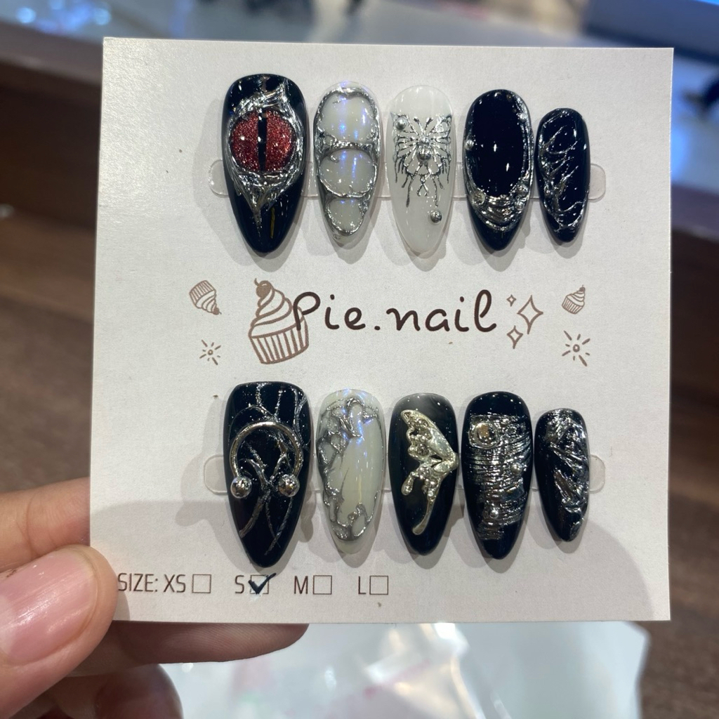 438. nailbox đen tráng bạc charm cánh nửa
