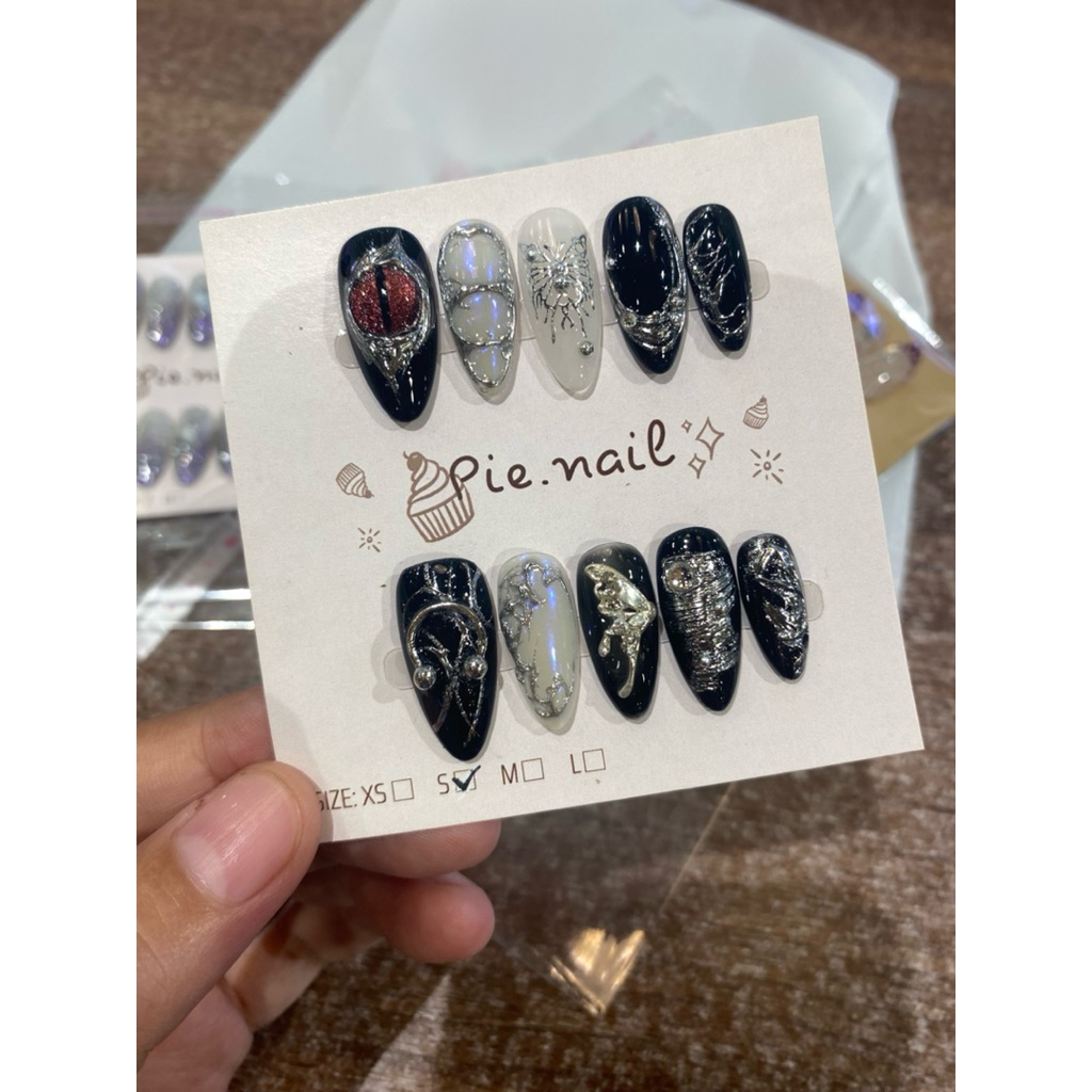438. nailbox đen tráng bạc charm cánh nửa