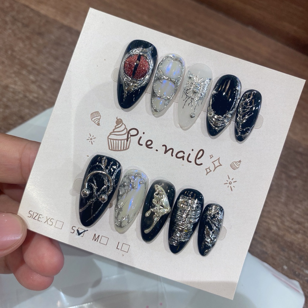 438. nailbox đen tráng bạc charm cánh nửa