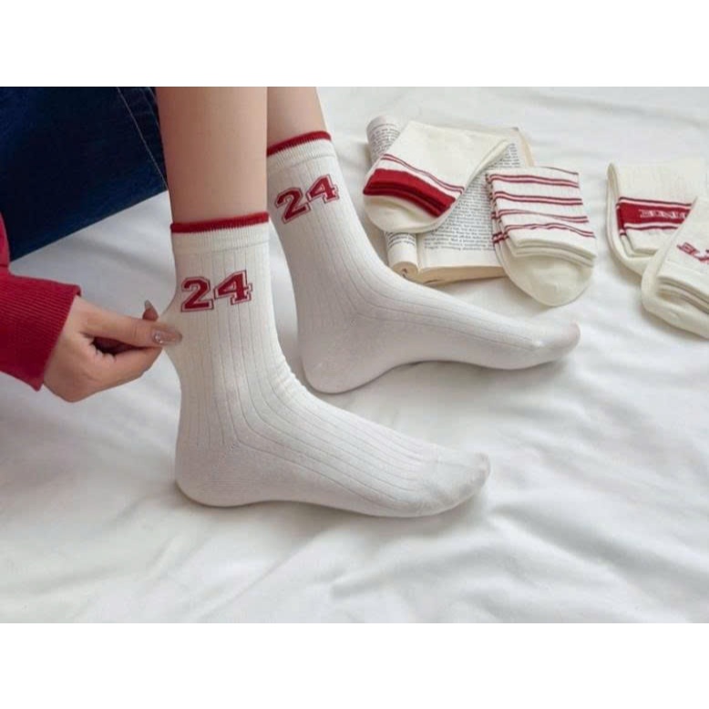 Vớ Tất nữ họa tiết kẻ màu đỏ đô chữ ONE cổ cao trẻ trung, năng động.