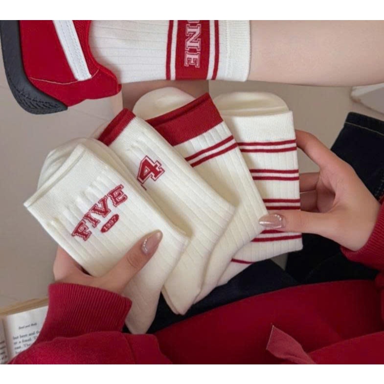 Vớ Tất nữ họa tiết kẻ màu đỏ đô chữ ONE cổ cao trẻ trung, năng động.