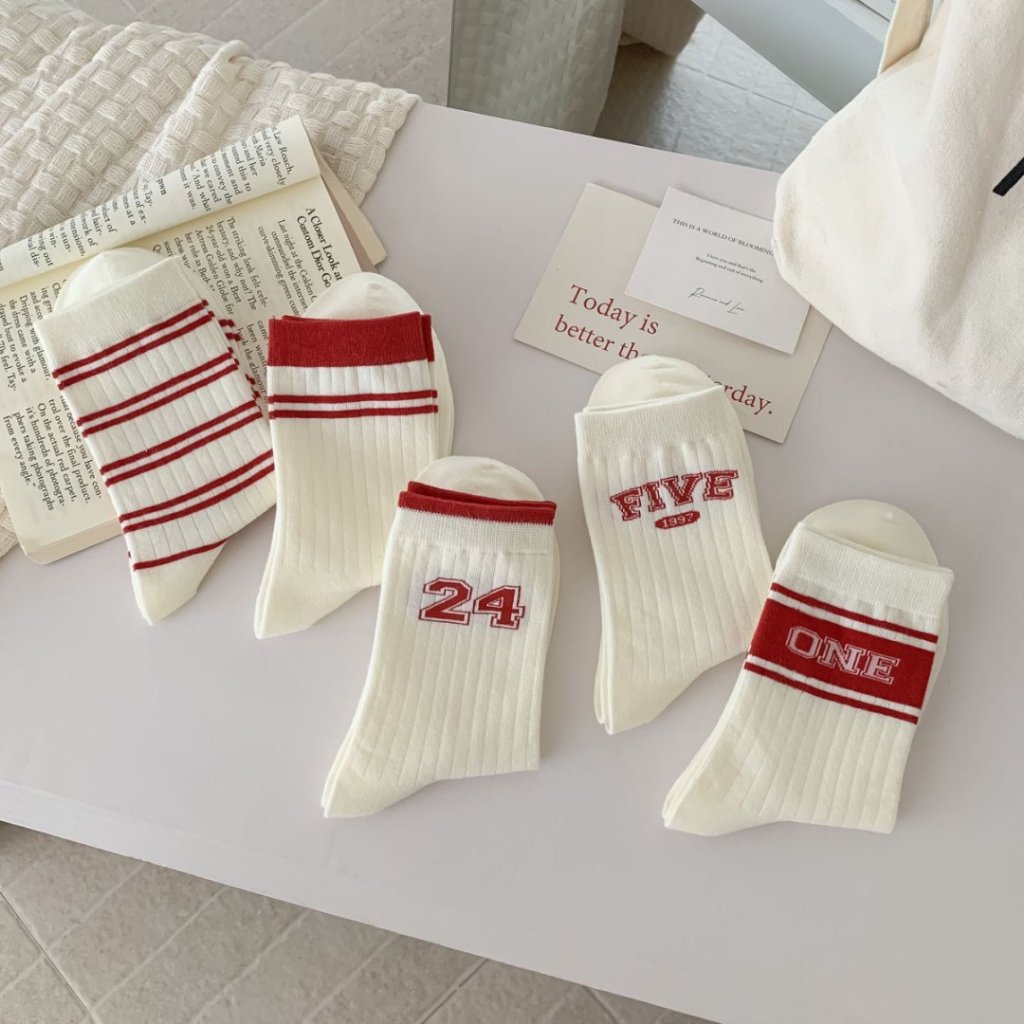 Vớ Tất nữ họa tiết kẻ màu đỏ đô chữ ONE cổ cao trẻ trung, năng động.