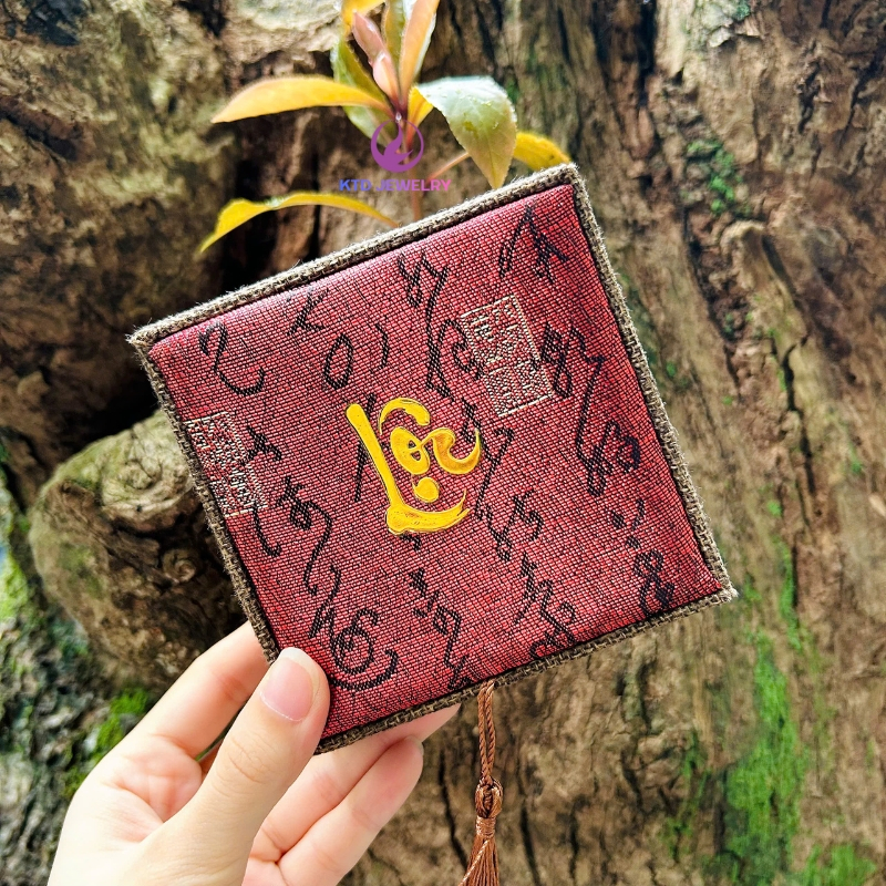 Hộp gấm KATEDA đựng vòng tay trang sức chữ thư pháp 24k