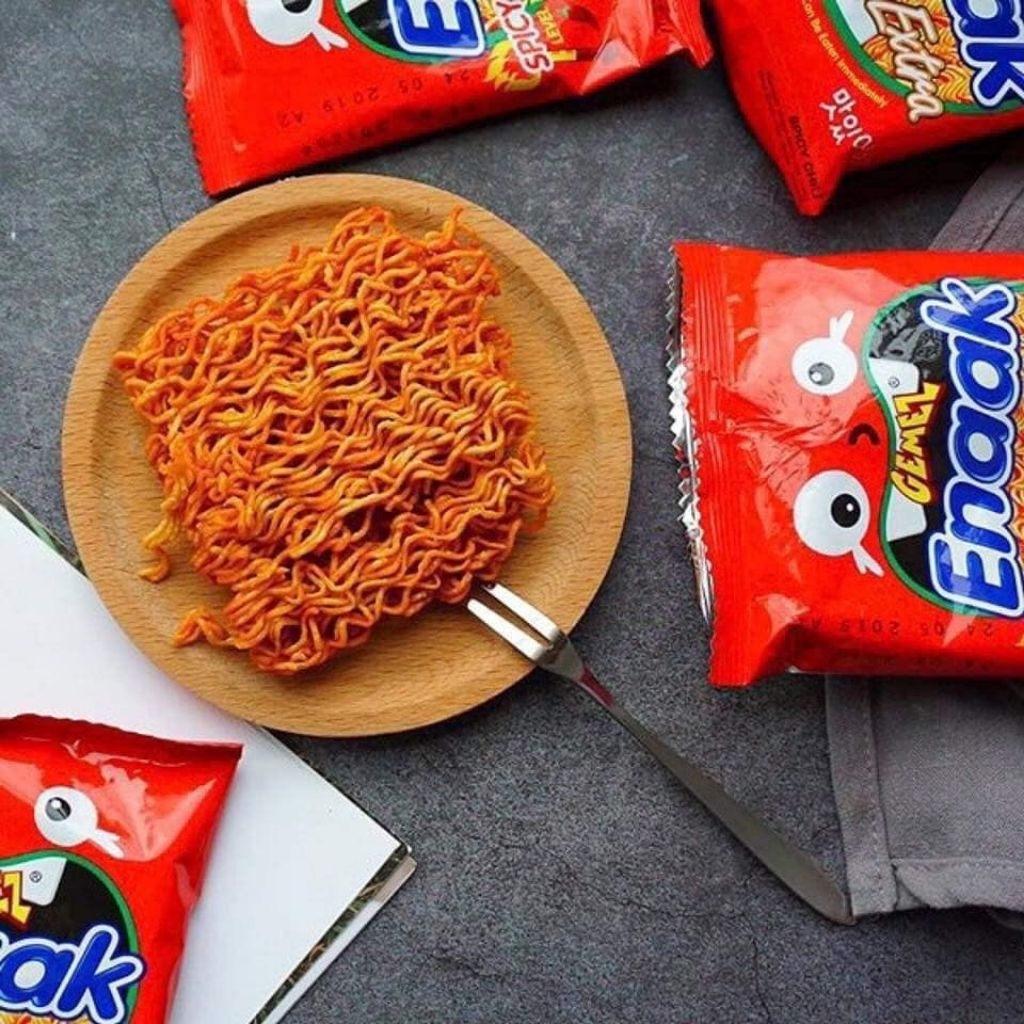 siêu sale_Snack mì trẻ em Enaak Indonesia vị cay cấp độ 1 20 gói x 28 g Mì Đỏ Enaak