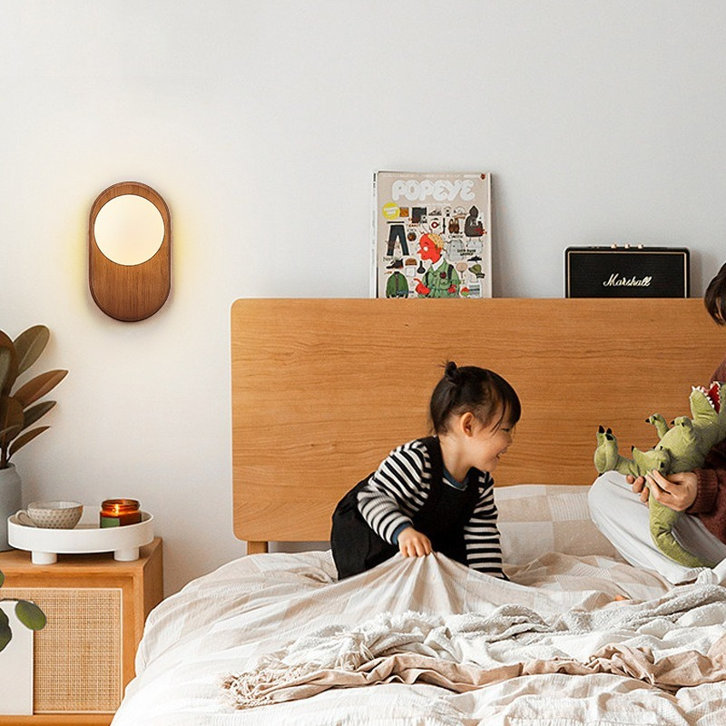 Đèn tường gỗ óc chó 7W, ánh sáng ấm/3 màu, bóng nhựa, bảo hành 1 năm