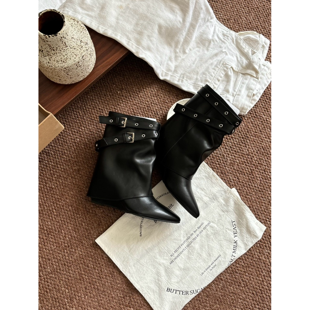 Boots Nữ Da Lì Cao Cấp MIJILI – Mũi Nhọn Cá Tính, Dáng Ôm Chân | Thu Đông 2025