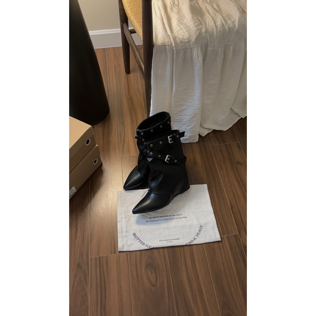 Boots Nữ Da Lì Cao Cấp MIJILI – Mũi Nhọn Cá Tính, Dáng Ôm Chân | Thu Đông 2025