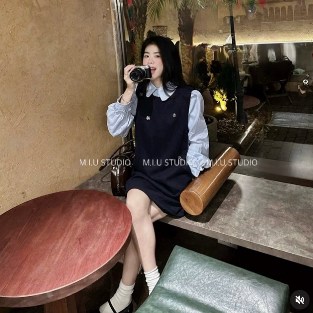 MIU.STUDIO •Set váy yếm xuông ngắn xoè đính tag hoa đá cao cấp phối áo sơmi cổ sen tay bồng phong cách tiểu thư Hàn Quốc