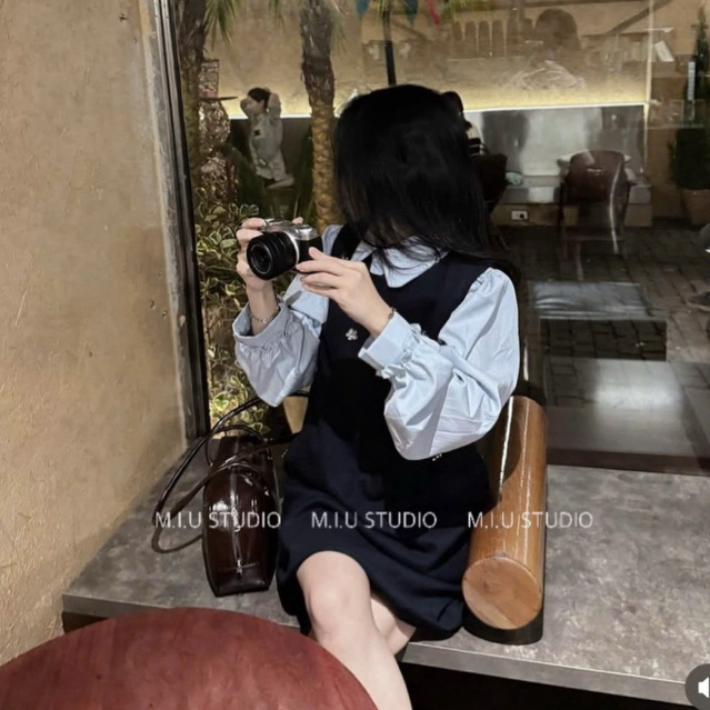 MIU.STUDIO •Set váy yếm xuông ngắn xoè đính tag hoa đá cao cấp phối áo sơmi cổ sen tay bồng phong cách tiểu thư Hàn Quốc