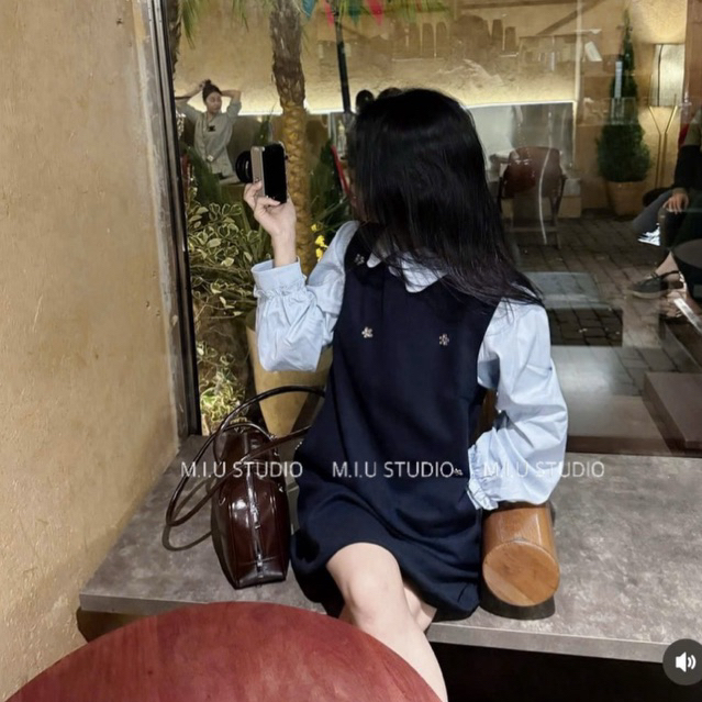 MIU.STUDIO •Set váy yếm xuông ngắn xoè đính tag hoa đá cao cấp phối áo sơmi cổ sen tay bồng phong cách tiểu thư Hàn Quốc