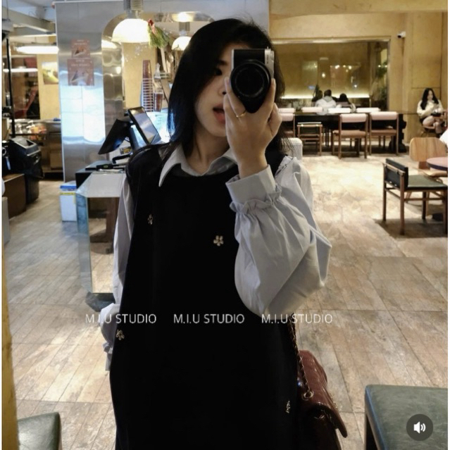 MIU.STUDIO •Set váy yếm xuông ngắn xoè đính tag hoa đá cao cấp phối áo sơmi cổ sen tay bồng phong cách tiểu thư Hàn Quốc