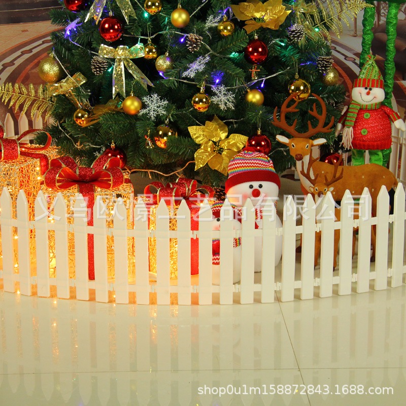 Hàng rào nhựa trắng trang trí cây thông Noel