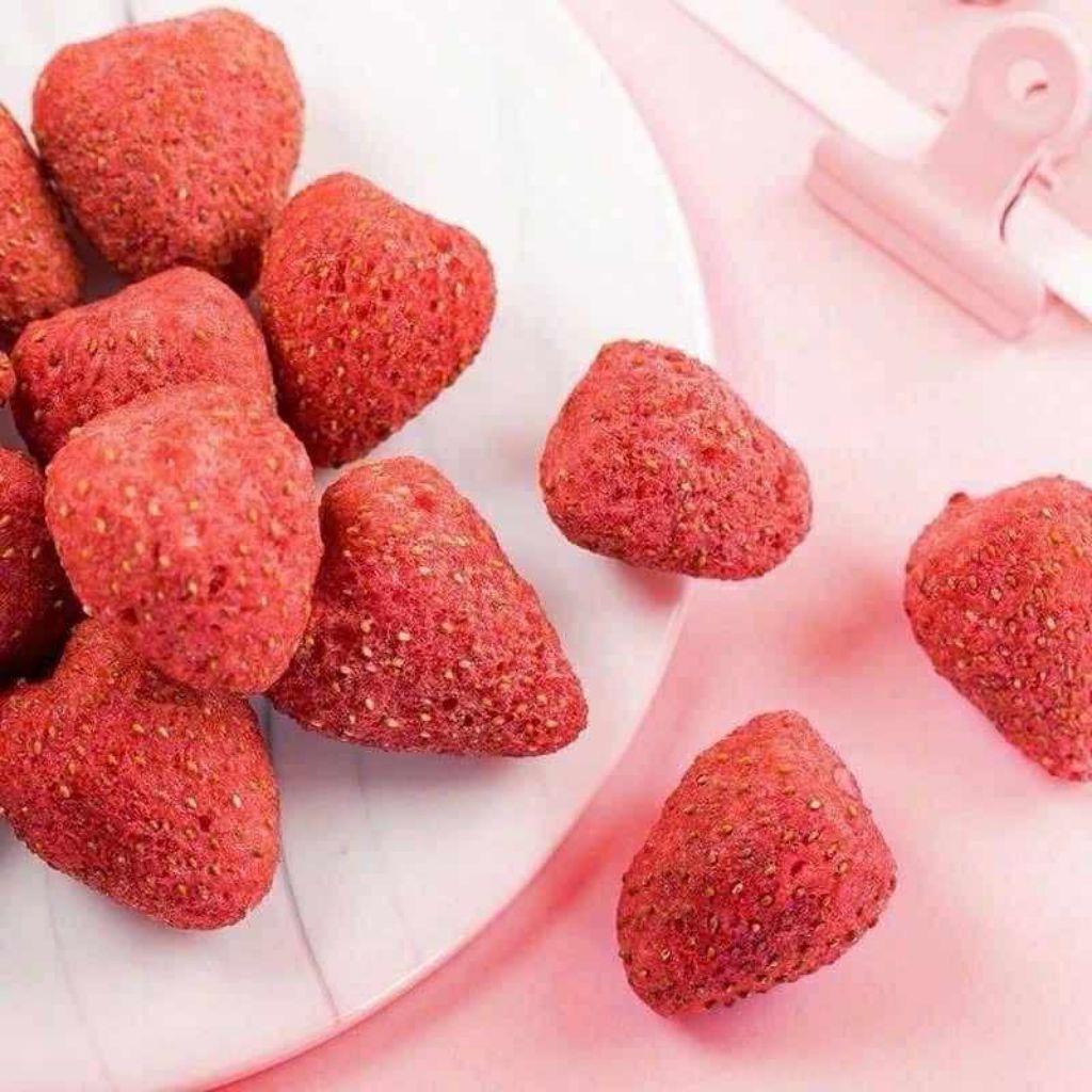 Dâu Sấy Giòn đặc sản nhà Thắm Khôi hộp 200gram
