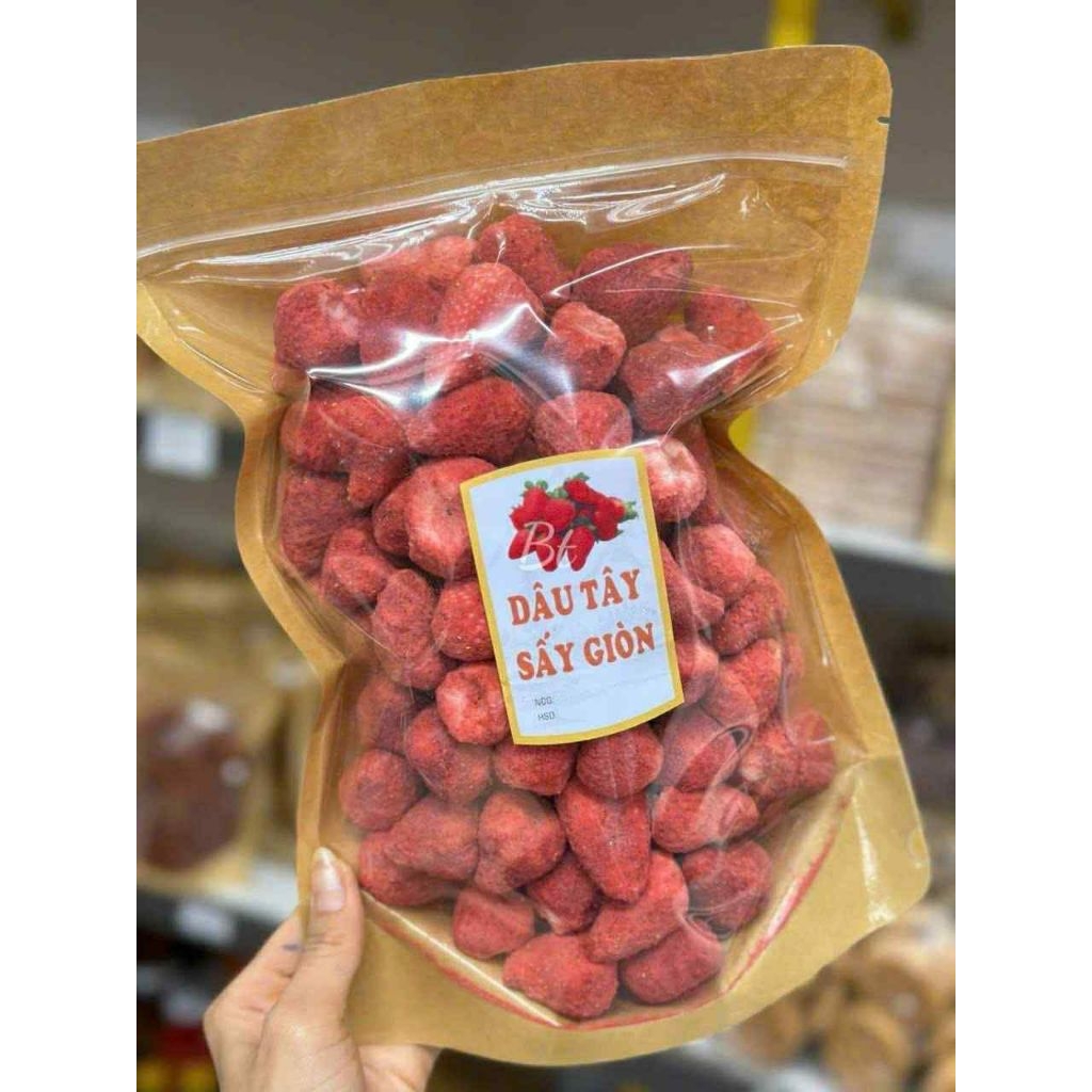 Dâu Sấy Giòn đặc sản nhà Thắm Khôi hộp 200gram