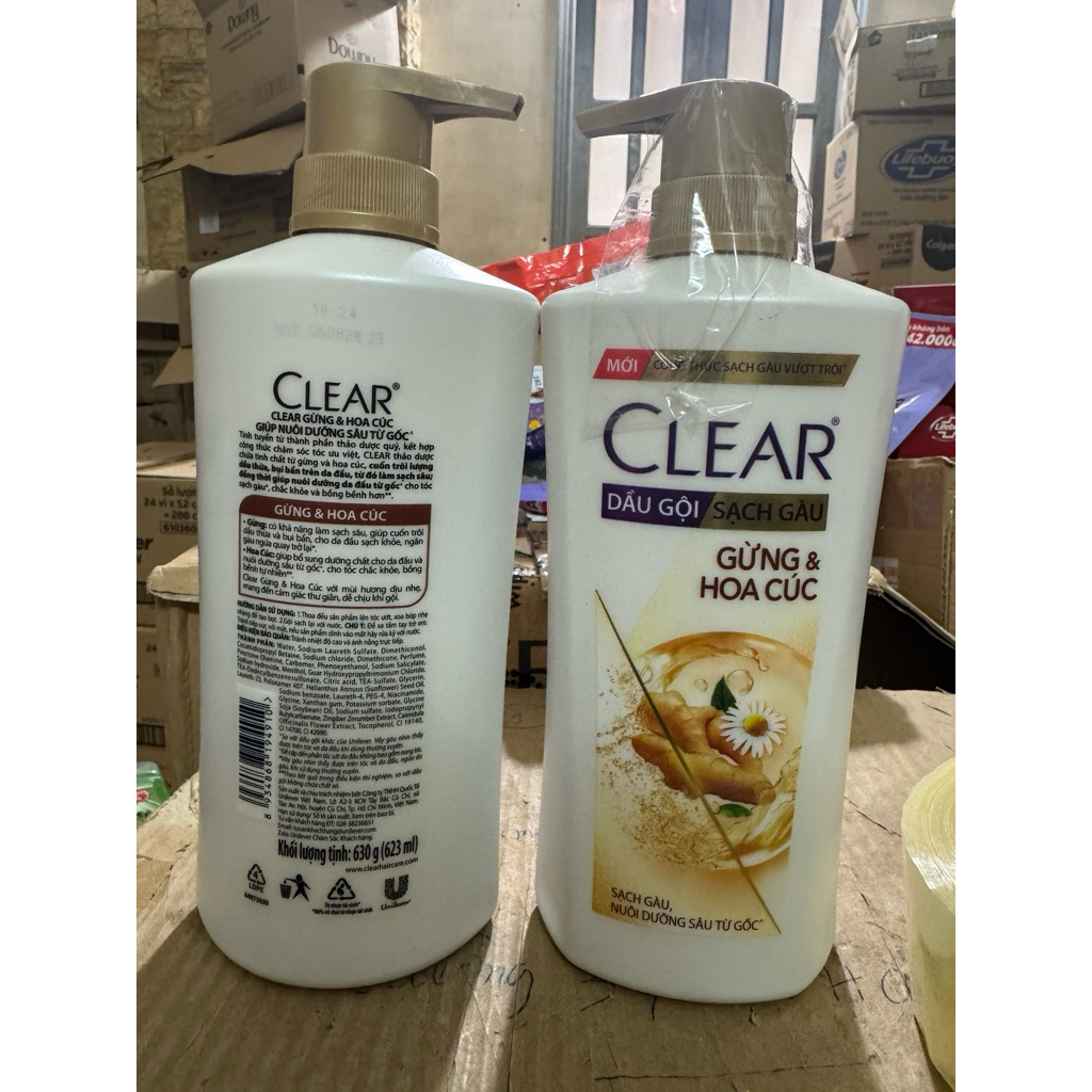 Dầu Gội Clear Thảo Dược gừng & hoa cúc Nuôi Dưỡng Da Đầu Từ Gốc, Sạch Gàu Và Giảm Gãy Rụng 630g