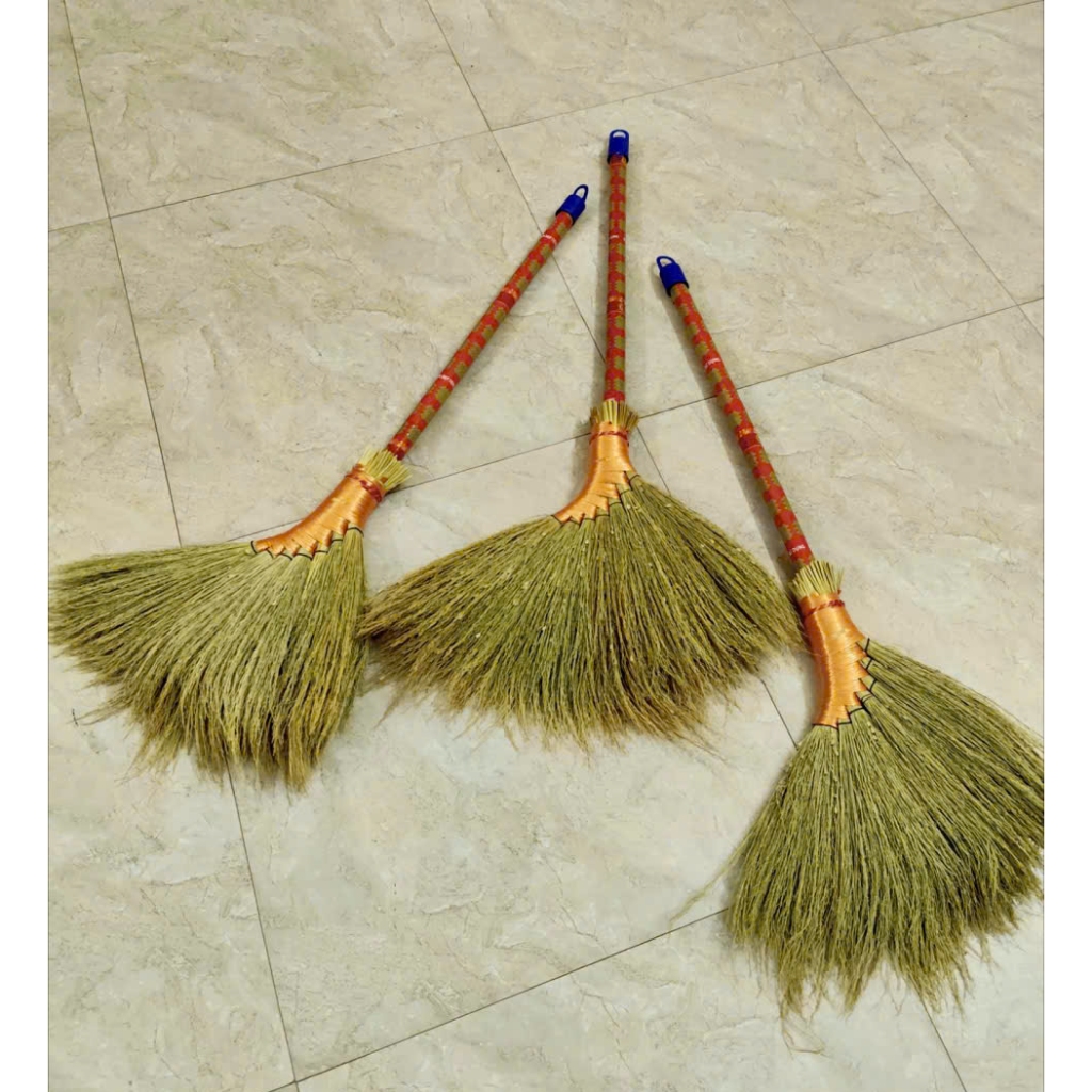 Chổi rơm quét nhà cán gỗ bọc nilon hoa đỏ dài 100 cm | Shopee Việt Nam