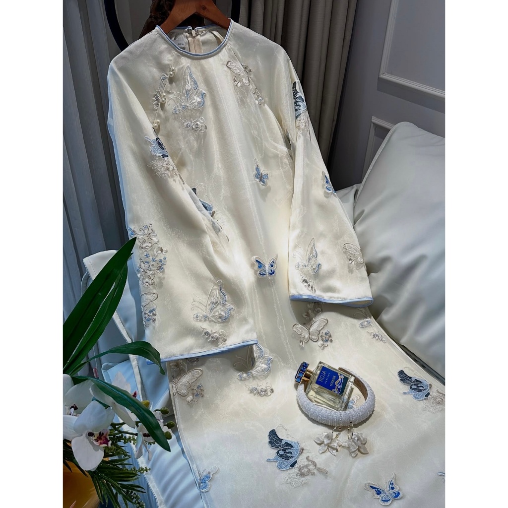 Áo dài cách tân 4 tà cổ tròn đính cúc ngọc họa tiết thêu nổi kèm quần lụa MUZA AD28
