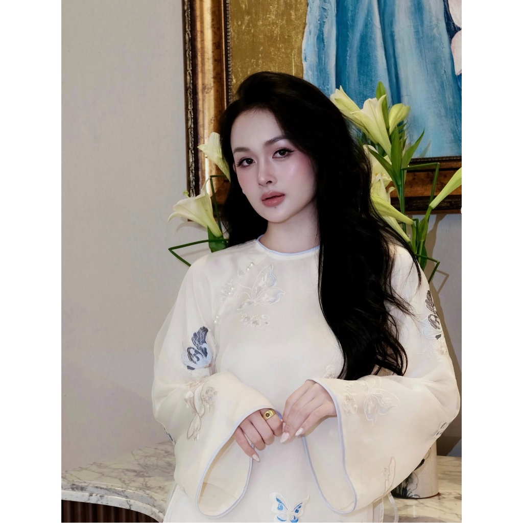 Áo dài cách tân 4 tà cổ tròn đính cúc ngọc họa tiết thêu nổi kèm quần lụa MUZA AD28