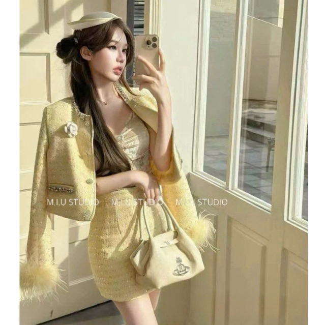 Set áo dạ tweed kim sa nữ sang chảnh , Áo khoác dạ dài tay phối lông kèm hoa cài + chân váy chữ A dáng ngắn • MIU.STUDIO