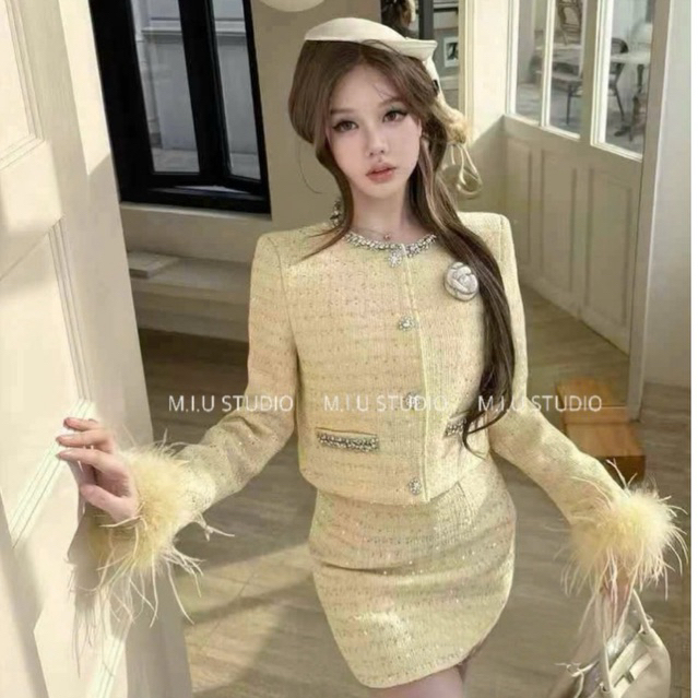Set áo dạ tweed kim sa nữ sang chảnh , Áo khoác dạ dài tay phối lông kèm hoa cài + chân váy chữ A dáng ngắn • MIU.STUDIO