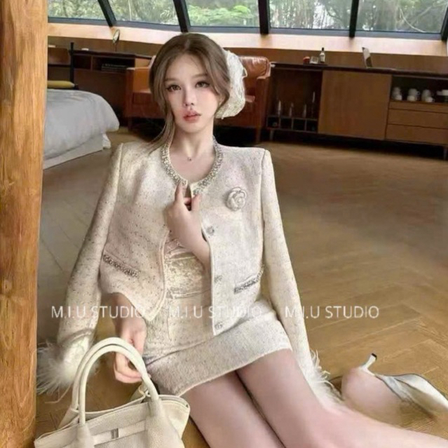 Set áo dạ tweed kim sa nữ sang chảnh , Áo khoác dạ dài tay phối lông kèm hoa cài + chân váy chữ A dáng ngắn • MIU.STUDIO