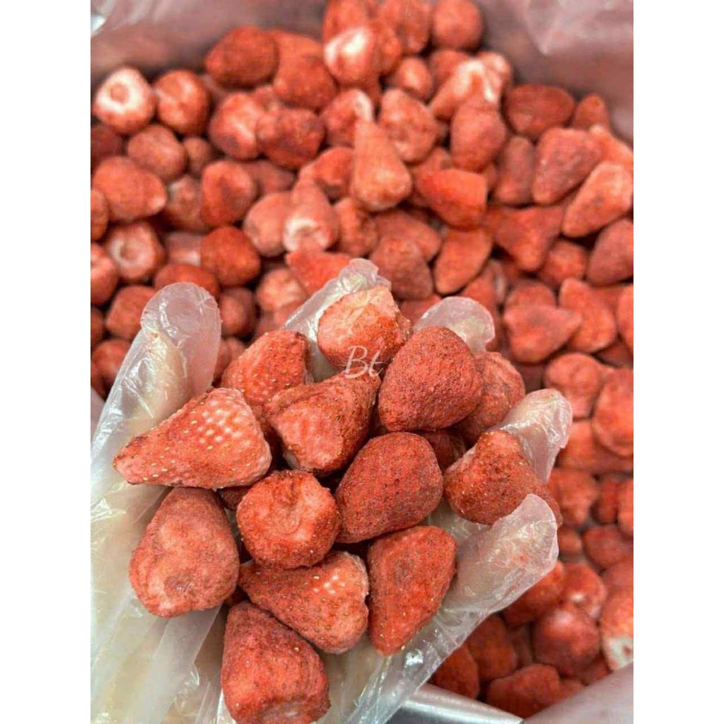 Dâu Sấy Giòn đặc sản nhà Thắm Khôi hộp 200gram