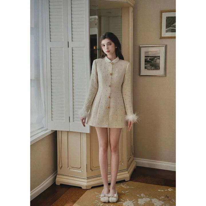 Váy dạ tweed cổ tròn kim sa đính lông vũ chất liệu dạ tweed kim sa màu vàng nhạt sang trọng H4688 HUYỀN MY STORE