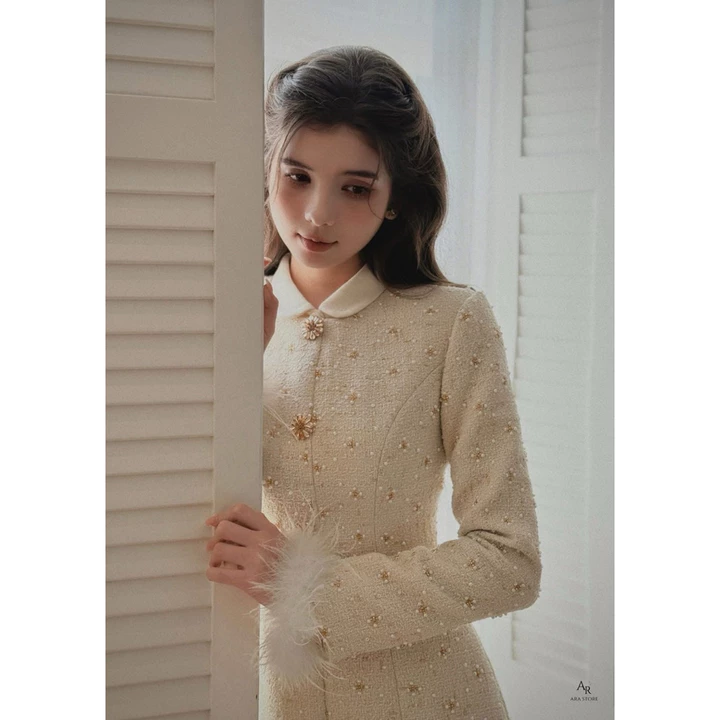 Váy dạ tweed cổ tròn kim sa đính lông vũ chất liệu dạ tweed kim sa màu vàng nhạt sang trọng H4688 HUYỀN MY STORE