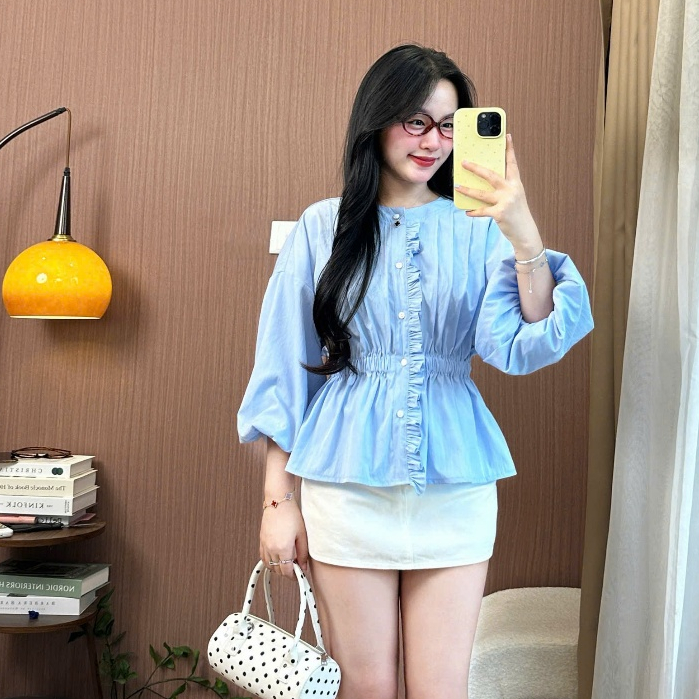 Áo Sơ Mi Tay Bồng Chun Eo Xếp Ly Cổ Trụ Viền Bèo – Item Sang Xịn Cho Nàng Công Sở JOOLATE 4112 P0K23
