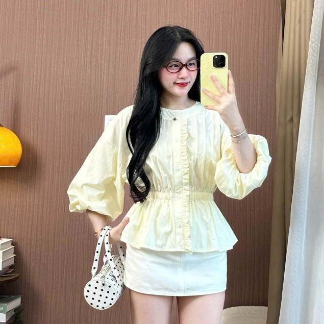 Áo Sơ Mi Tay Bồng Chun Eo Xếp Ly Cổ Trụ Viền Bèo – Item Sang Xịn Cho Nàng Công Sở JOOLATE 4112 P0K23