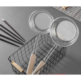 (V31) Vợt Tròn Cán Gỗ Lọc Dầu, Vớt Thức Ăn Đa Năng - Vợt Tròn Cán Gỗ Đáy Sâu Chất Liệu INOX Cao Cấp