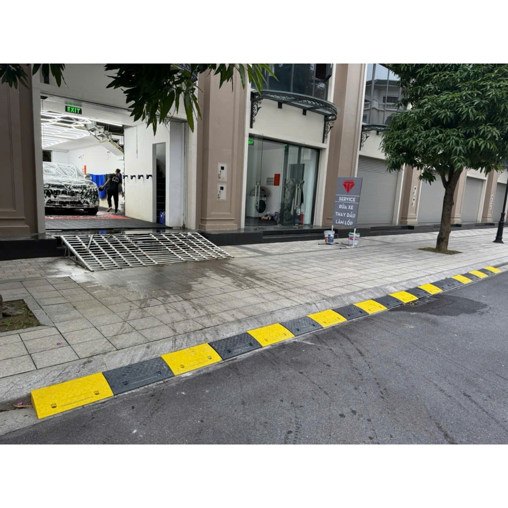 Cao 10cm,Bục dắt xe kích thước 50*27*10 cm, Cầu dắt xe máy bằng nhựa màu đen