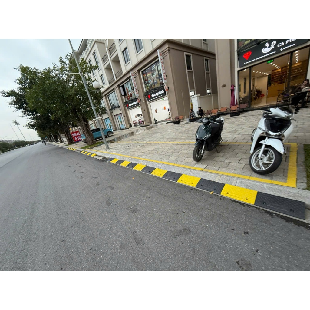 Cao 10cm,Bục dắt xe kích thước 50*27*10 cm, Cầu dắt xe máy bằng nhựa màu đen