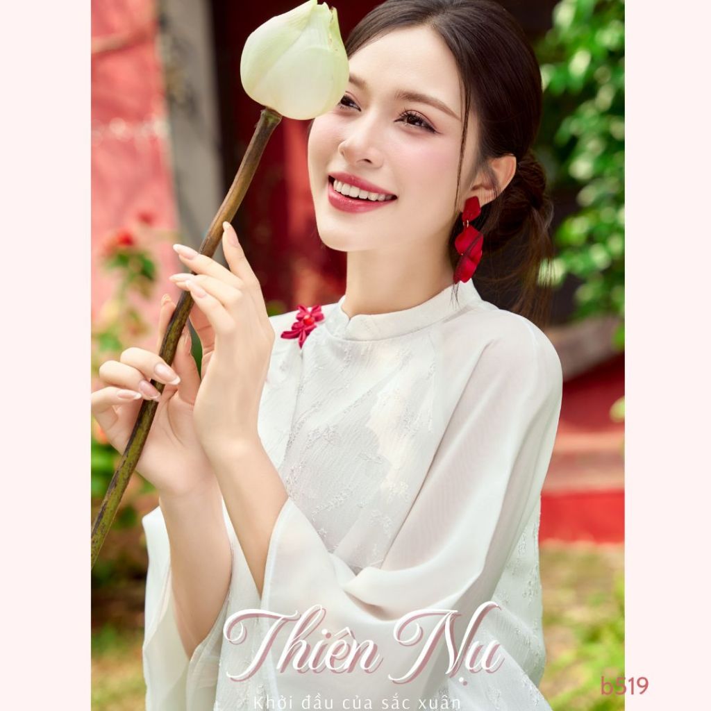 Áo dài gấm trắng in họa tiết, thiết kế cổ tàu, ngực đính khuy ngọc, mặc bầu hoặc mặc thường - V1480 B2MUM