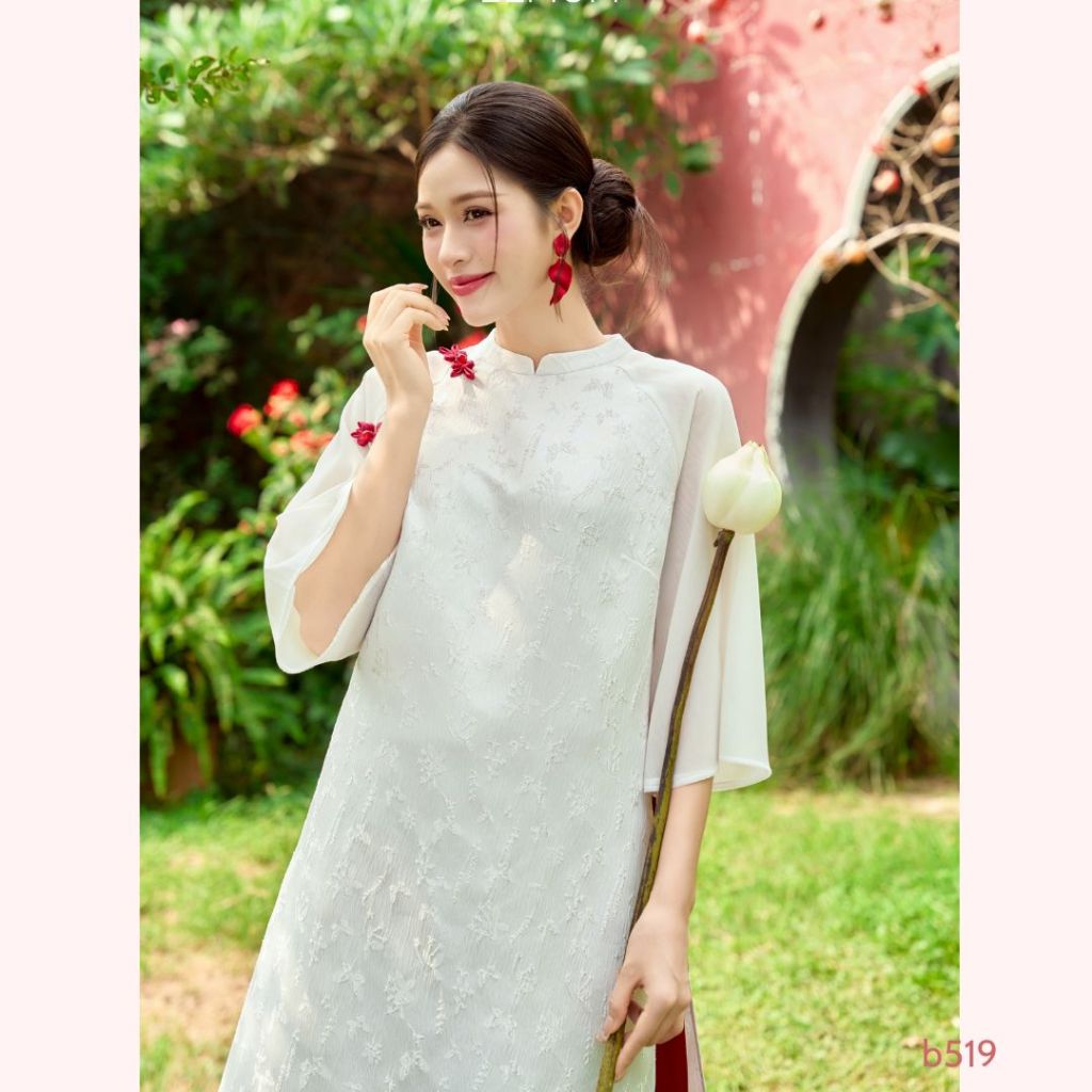 Áo dài gấm trắng in họa tiết, thiết kế cổ tàu, ngực đính khuy ngọc, mặc bầu hoặc mặc thường - V1480 B2MUM