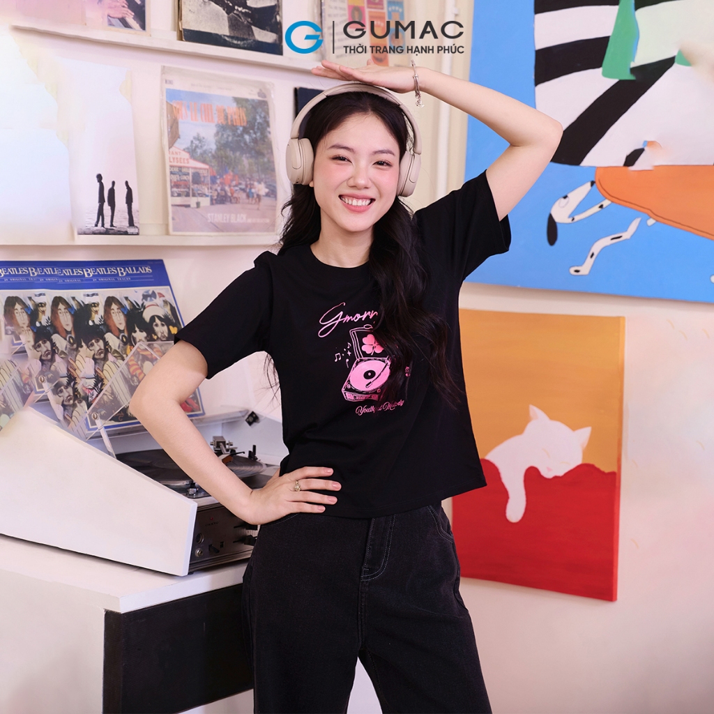 Áo thun nữ Gmorning - GUMAC cổ trong tay ngắn in art  YATF11028