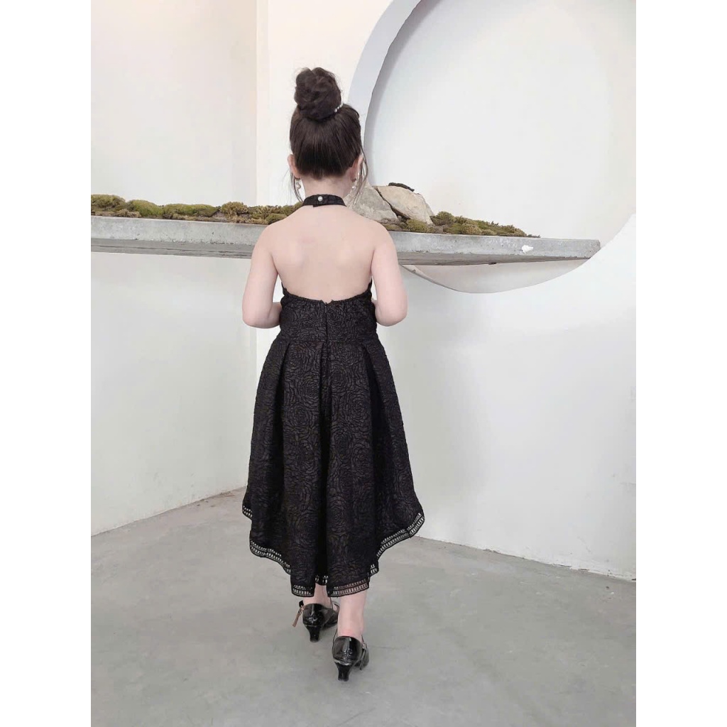 Đầm đuôi cá mẹ và bé dự tiệc, Đầm đôi mẹ và bé gái cổ yếm sang trọng, cổ viền hạt nổi bật, đuôi váy viền ren mềm mại